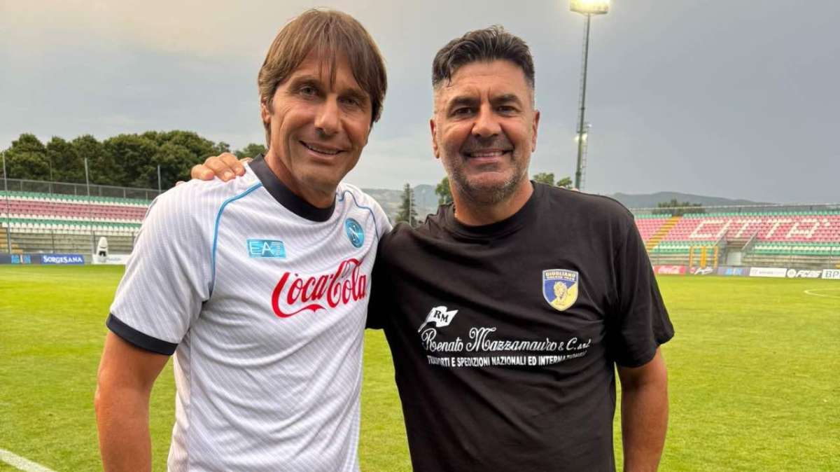 Gianluca Colavitto insieme ad Antonio Conte (Credit: Giugliano Calcio 1928)
