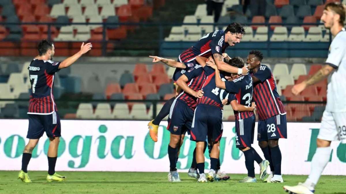 Squadra-Cosenza-copertina-credit-Andrea Rosito www.lacasadic.com-2