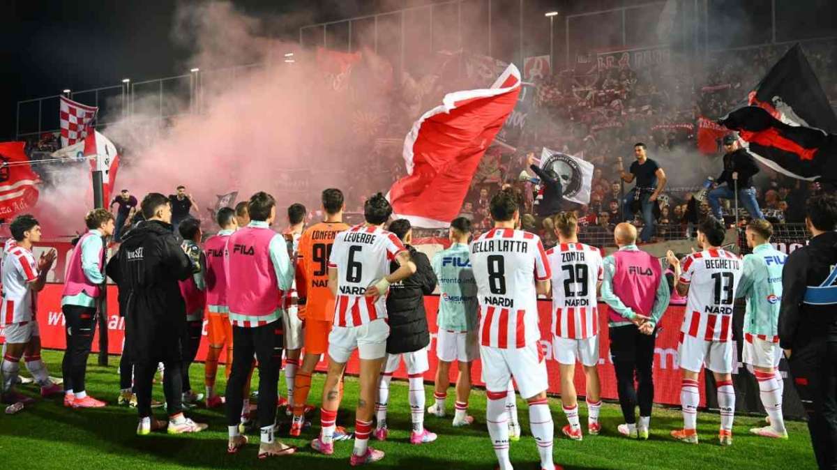 Il Vicenza insieme ai suoi tifosi (Foto_ Sartore) _ www.lacasadic.com