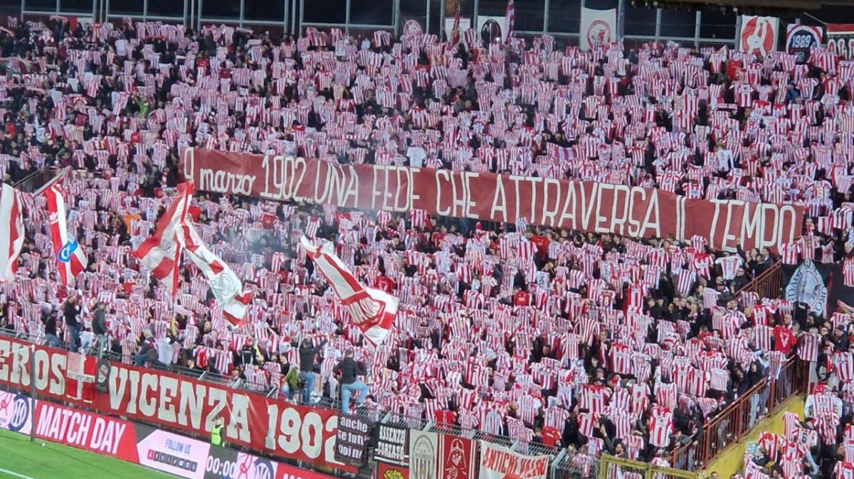 Vicenza, primo match point per la B: l'atmosfera dallo stadio Menti | FOTO & VIDEO