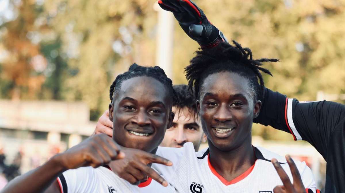 Asane e Ousseynou Sow con la maglia della Pro Vercelli / Credit Fc Pro Vercelli 1892 / www.lacasadic.com 