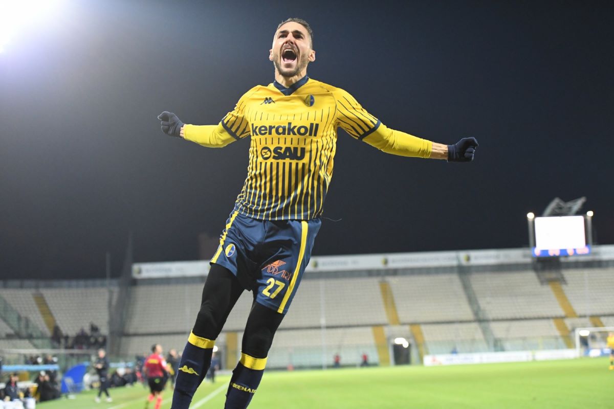 Titular do Cagliari, e com grandes atuações na temporada, Paulo Azzi  comemora acesso na Série B italiana - Lance!