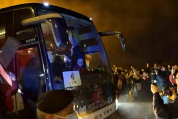 Bari, festa in piena notte: in più di 2mila al San Nicola per accogliere la squadra Bari-bus-350x235