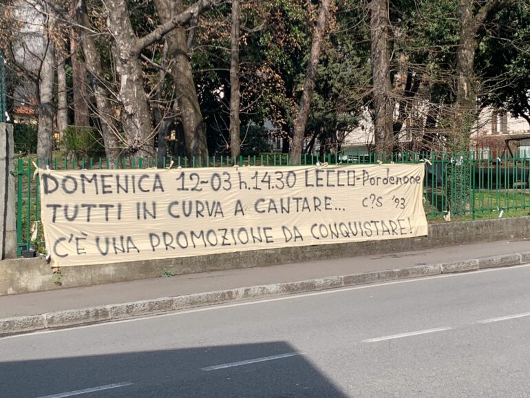 Lecco, i tifosi ci credono: “C’è una promozione da conquistare” I FOTO lecco striscione tifosi