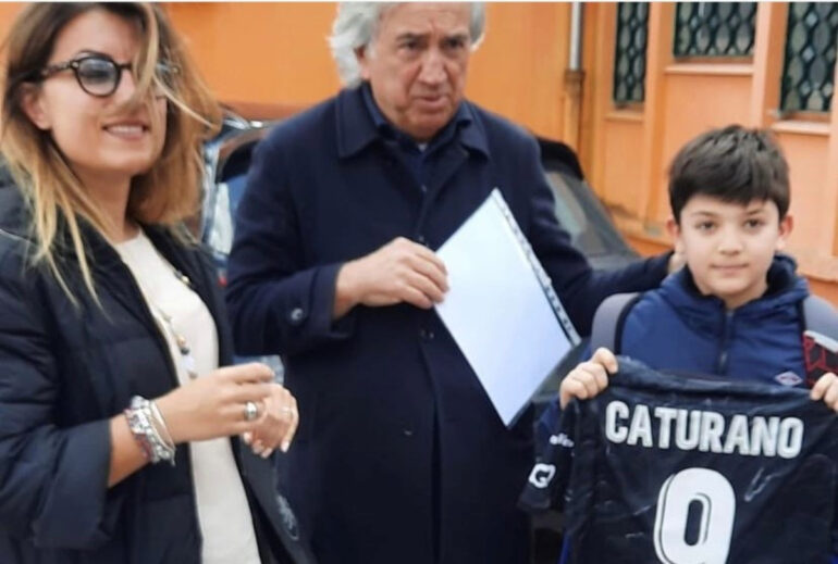 Potenza, il presidente Macchia regala la maglia a un giovane tifoso