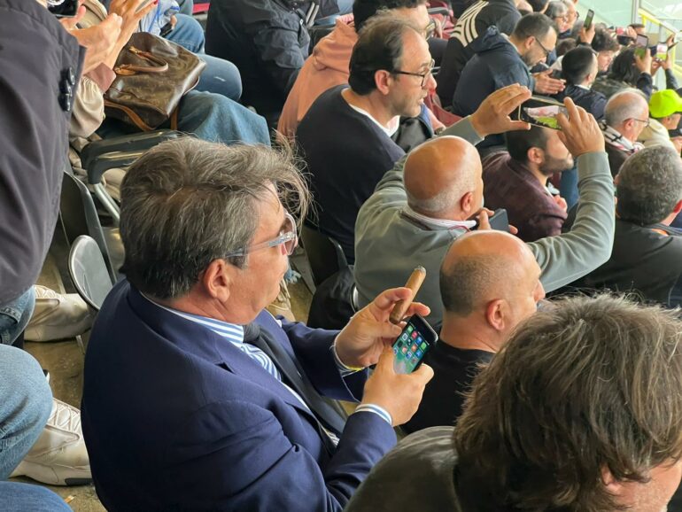Eziolino Capuano l’ha fatto di nuovo: in tribuna allo Zaccheria con…sigaro Capuano sigaro