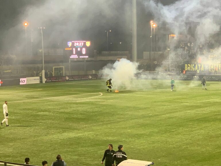 Petardi e fumogeni in campo: 1000 euro di multa per la Juve Stabia