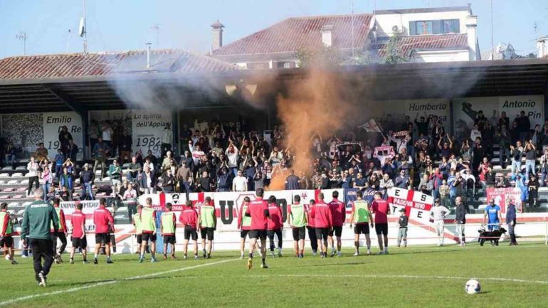Tifosi del Padova all'Euganeo con la squadra