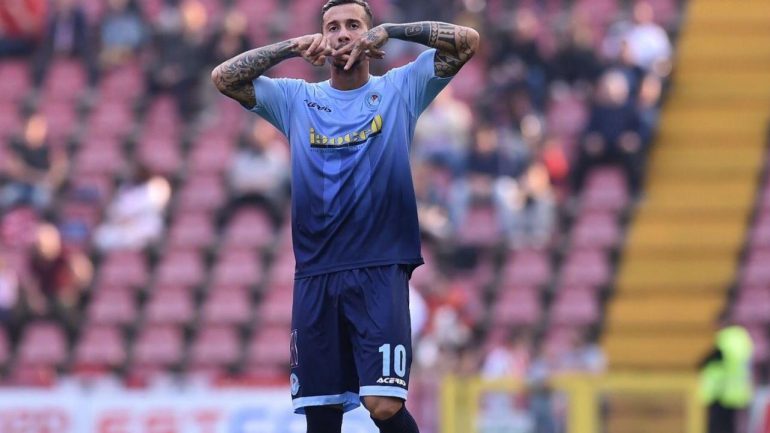 Jacopo Manconi esulta con la maglia dell'Albinoleffe
