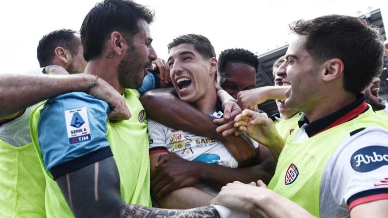 Cagliari esultanza di squadra