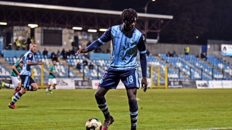 Issa Doumbia in azione con la maglia dell'Albinoleffe