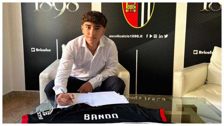Bando che firma il contratto con l'Ascoli