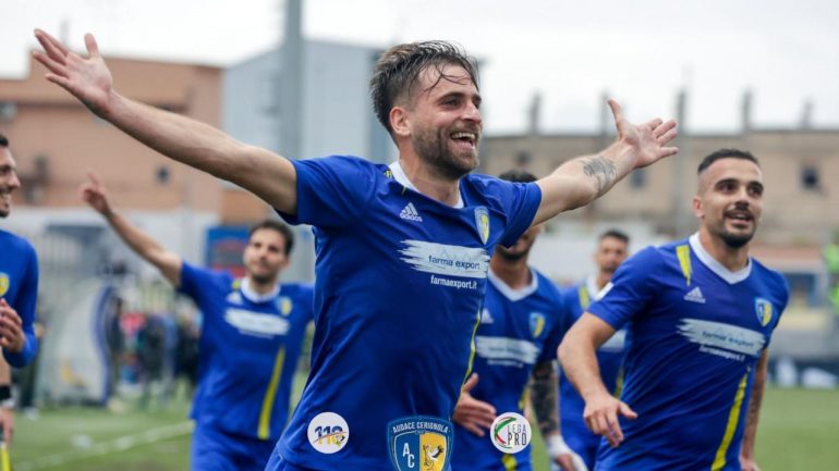 Sainz-Maza festeggia dopo un gol
