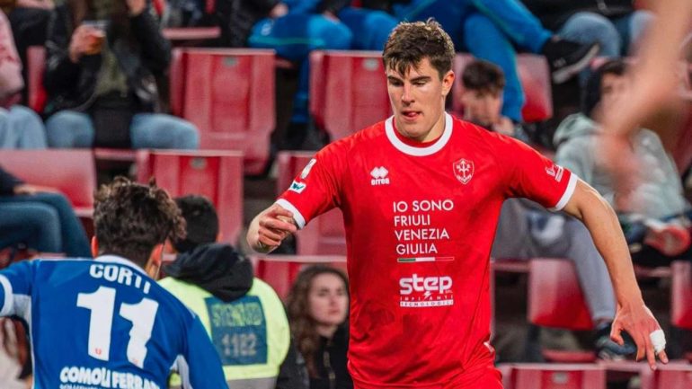 lorenzo moretti in azione con la maglia della triestina