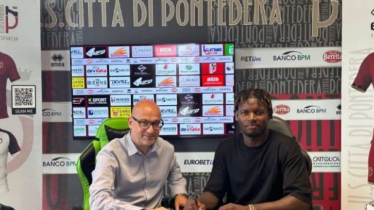 Jonathan Italeng dopo la firma con il Pontedera / Credit: U.S. Città di Pontedera / www.lacasadic.com