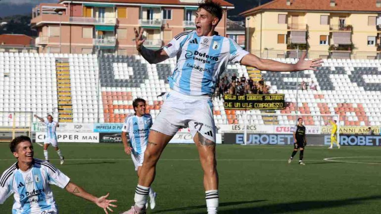 Bernat Guiu esulta con la maglia della Virtus Entella