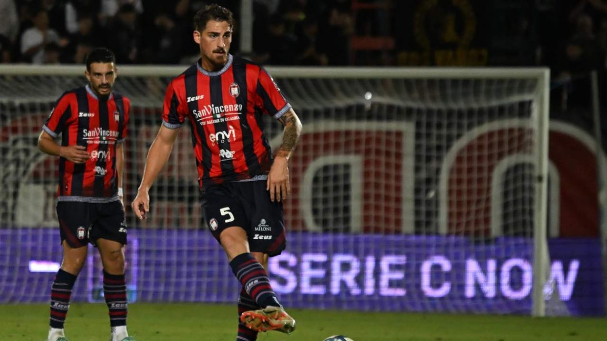 Cargnelutti con la maglia del Crotone