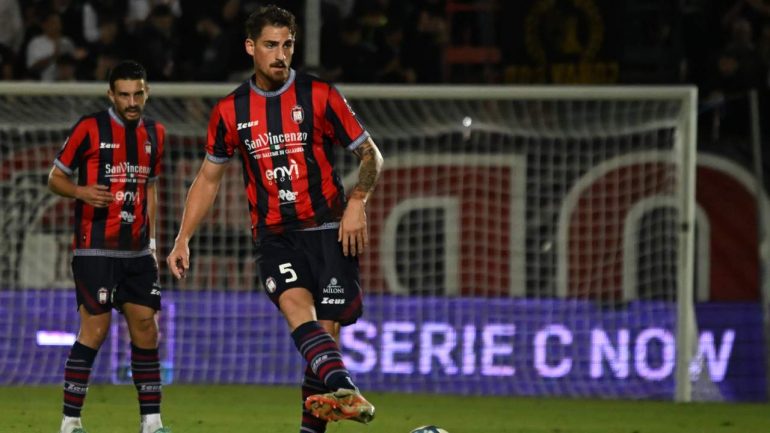 Cargnelutti con la maglia del Crotone