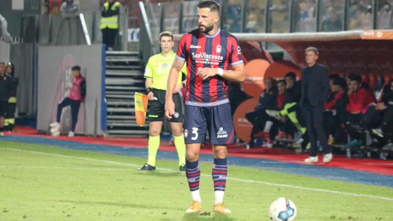 Giron con la maglia del Crotone