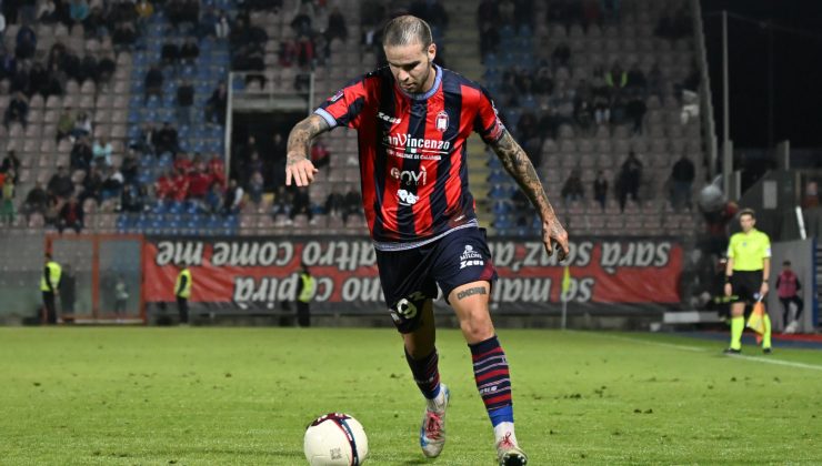 Tumminiello con la maglia del Crotone
