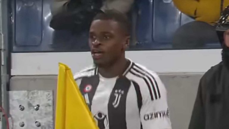 Pierre Kalulu con la maglia della Juventus, screen | lacasadic.com