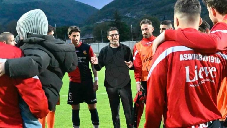 Fontana e la squadra Credit_ AS Gubbio