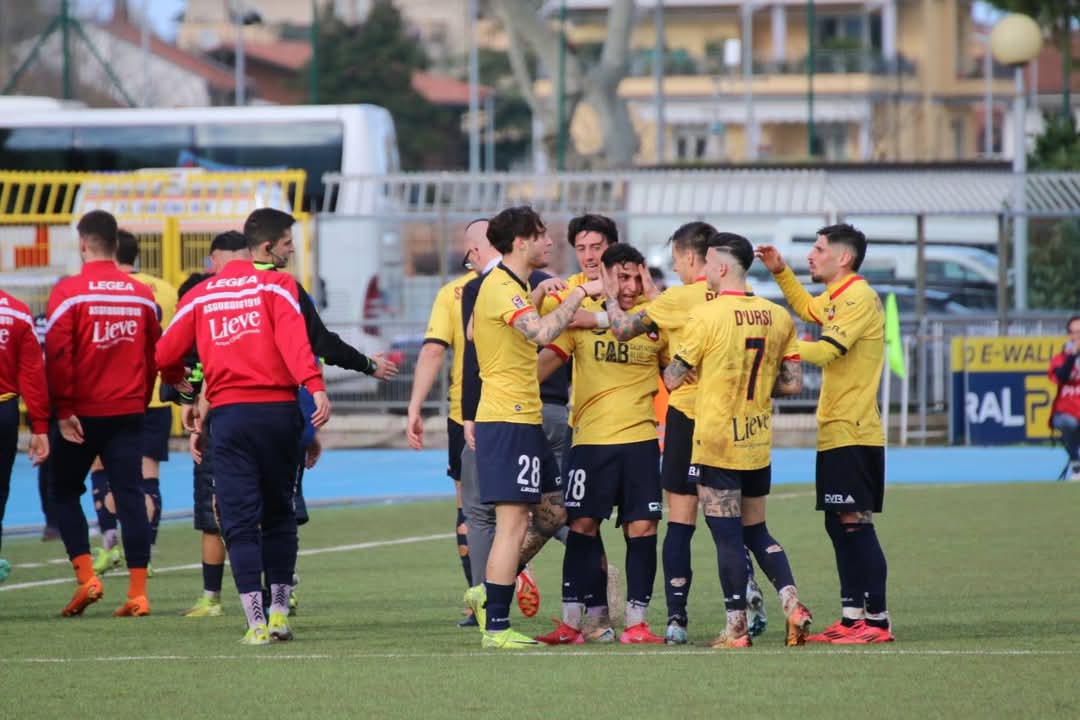 I giocatori del gubbio esultano per un gol Credit_AS Gubbio