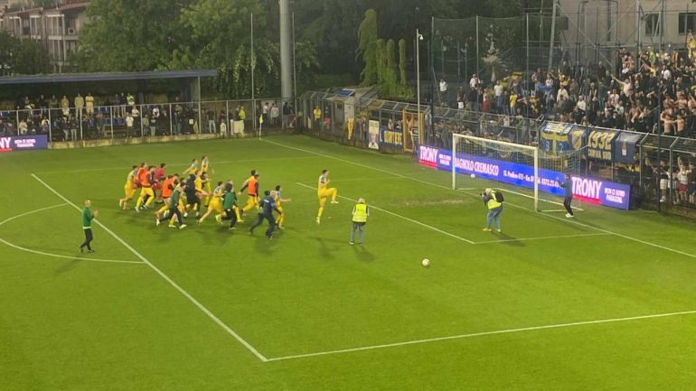I giocatori della Pergolettese festeggiano con i propri tifosi