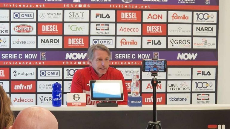 Stefano Vecchi in conferenza stampa / www.lacasadic.com