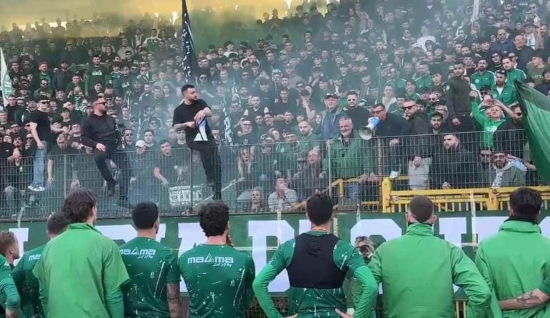 L'incitamento dei tifosi dell'Avellino alla squadra prima del match contro il Catania