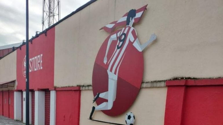 L'effige di Paolo Rossi vandalizzata all'esterno del Romeo Menti