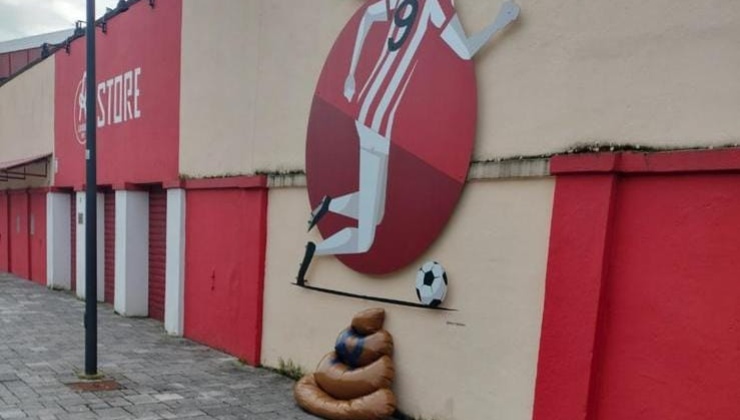 L'effige di Paolo Rossi vandalizzata all'esterno del Romeo Menti