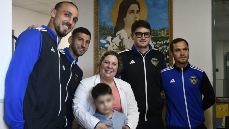 Latina in visita al reparto pediatrico - Credits: Ufficio Stampa Latina Calcio