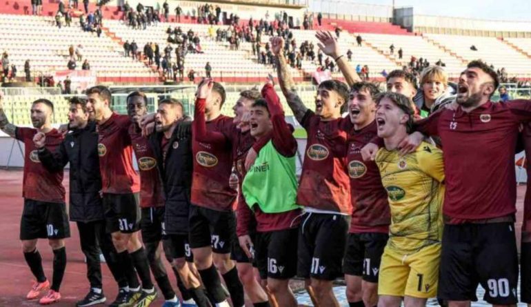La squadra del Livorno festeggia in campo