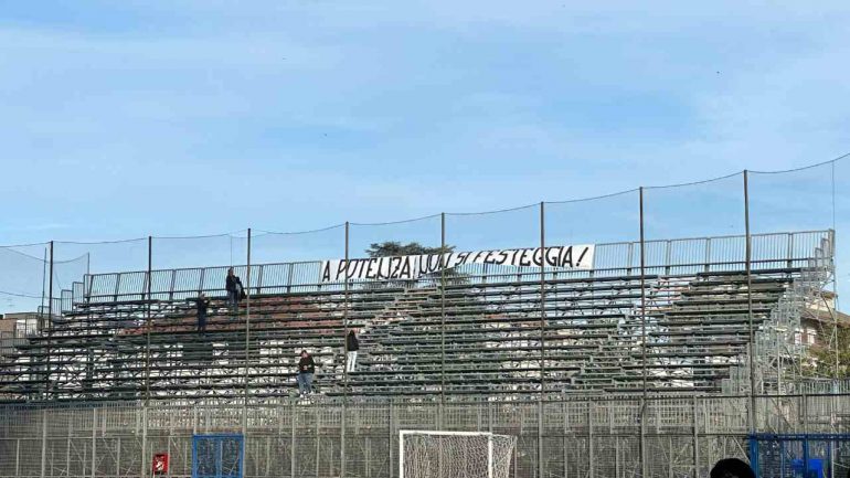 Tifosi Potenza in protesta / www.lacasadic.com