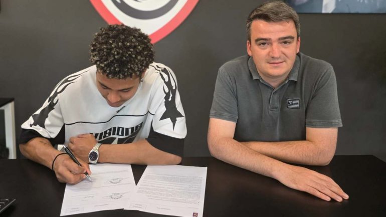 Rodrick Tcheuna al momento della firma - Credit: AC Carpi
