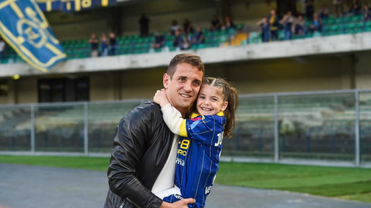 Juanito Gomez con la figlia prima della partita tra Hellas Verona e Como Credit: Mirko Barbieri__ www.lacasadic.com