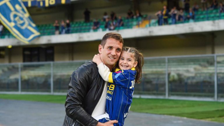 Juanito Gomez con la figlia prima della partita tra Hellas Verona e Como Credit: Mirko Barbieri__ www.lacasadic.com