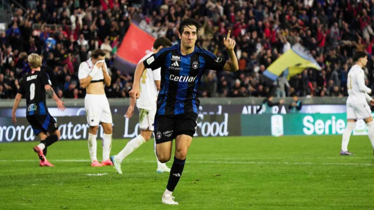 Angori con la maglia del Pisa, credit Pisa | lacasadic.com