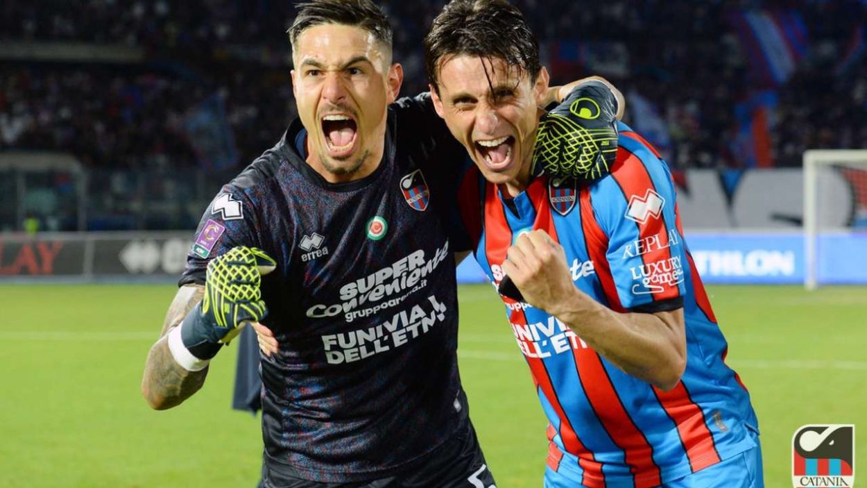 Dini esulta con Inglese dopo la vittoria del Catania sul Potenza