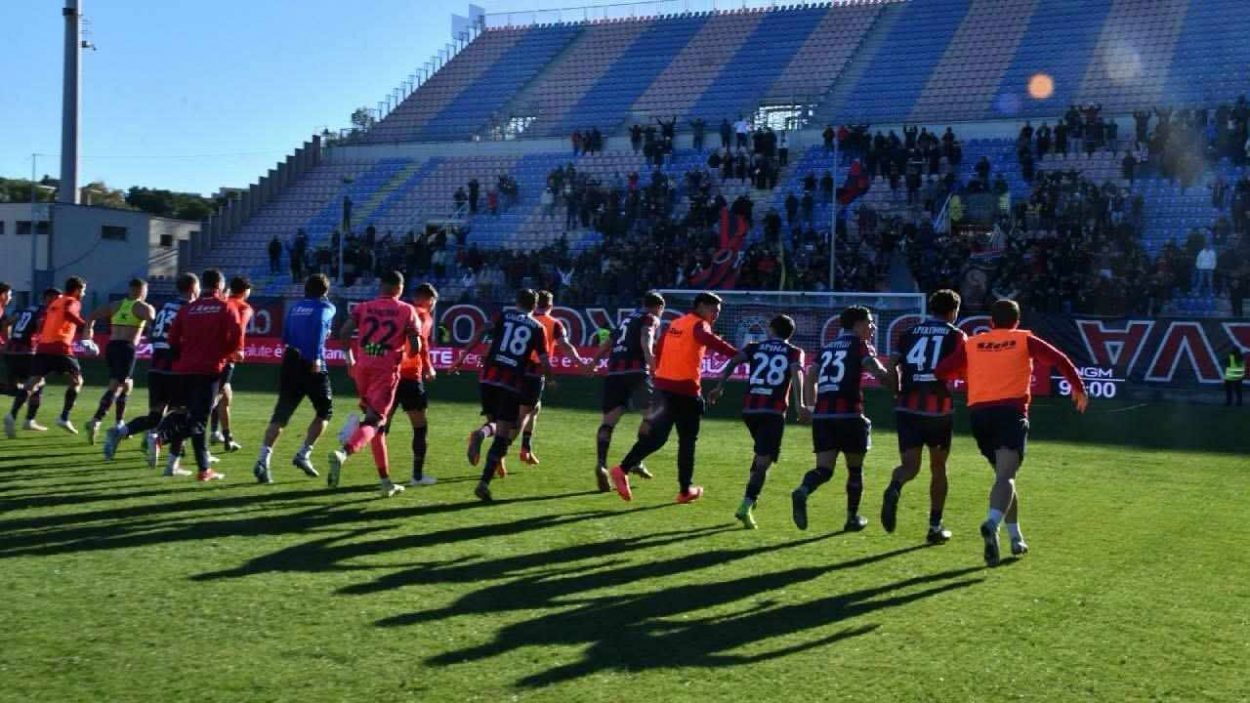 Giocatori del Crotone in festa