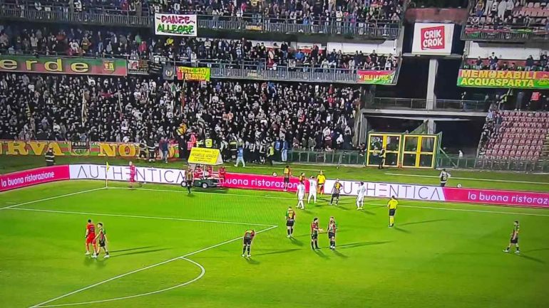 Malore per un tifoso della Ternana, screen | lacasadic.com