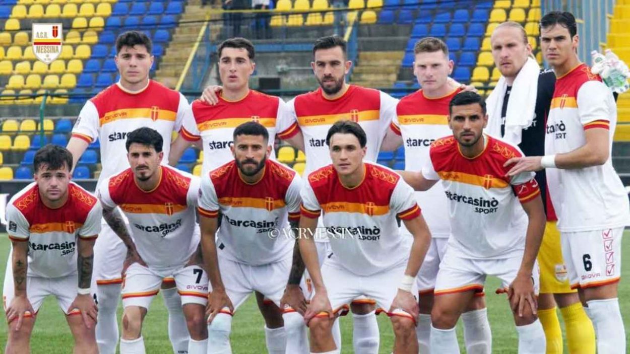 La squadra del Messina schierata per la foto pre partita