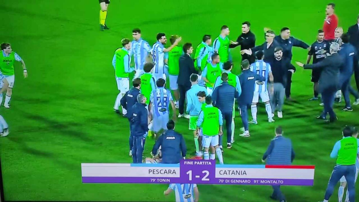 La tensione post fischio finale in Catania-Pescara, screen | lacasadic.com