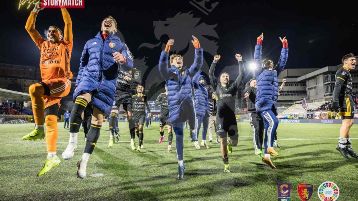 Giocatori del Potenza in festa (credit: Potenza Calcio) - www.lacasadic.com