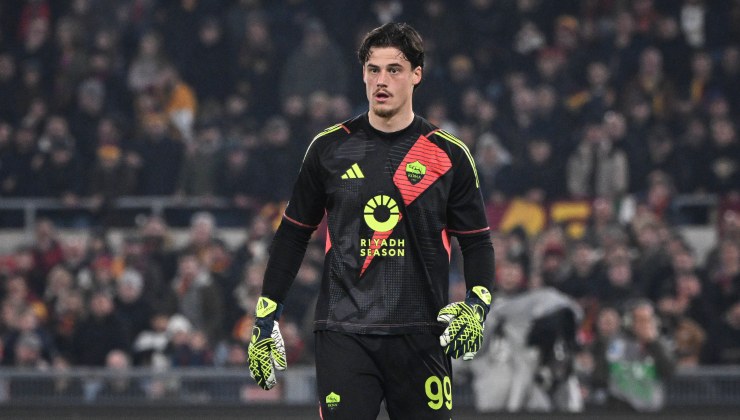 Svilar con la maglia della Roma