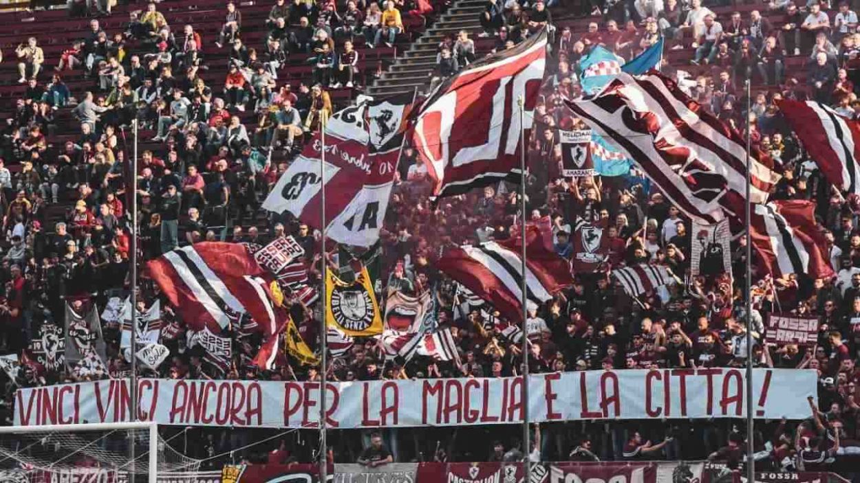 I tifosi dell'Arezzo (Credit: S.S. Arezzo) / www.lacasadic.com