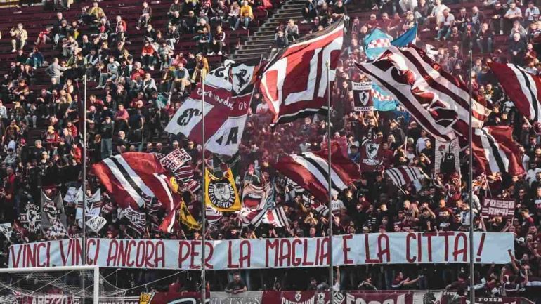 I tifosi dell'Arezzo (Credit: S.S. Arezzo) / www.lacasadic.com