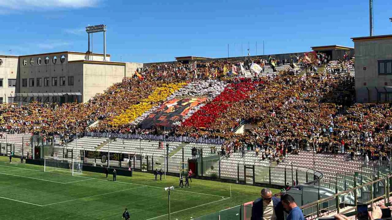 Messina-Foggia, la coreografia dei tifosi giallorossi