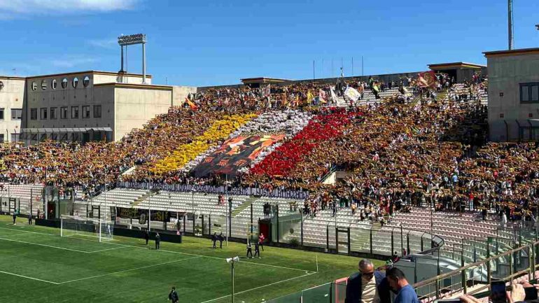 Messina-Foggia, la coreografia dei tifosi giallorossi
